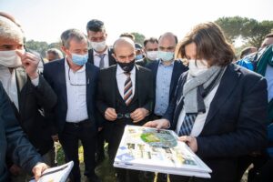 İzmir Büyükşehir Belediye Başkanı Tunç Soyer Bergama’da fıstık çamı üretimiyle