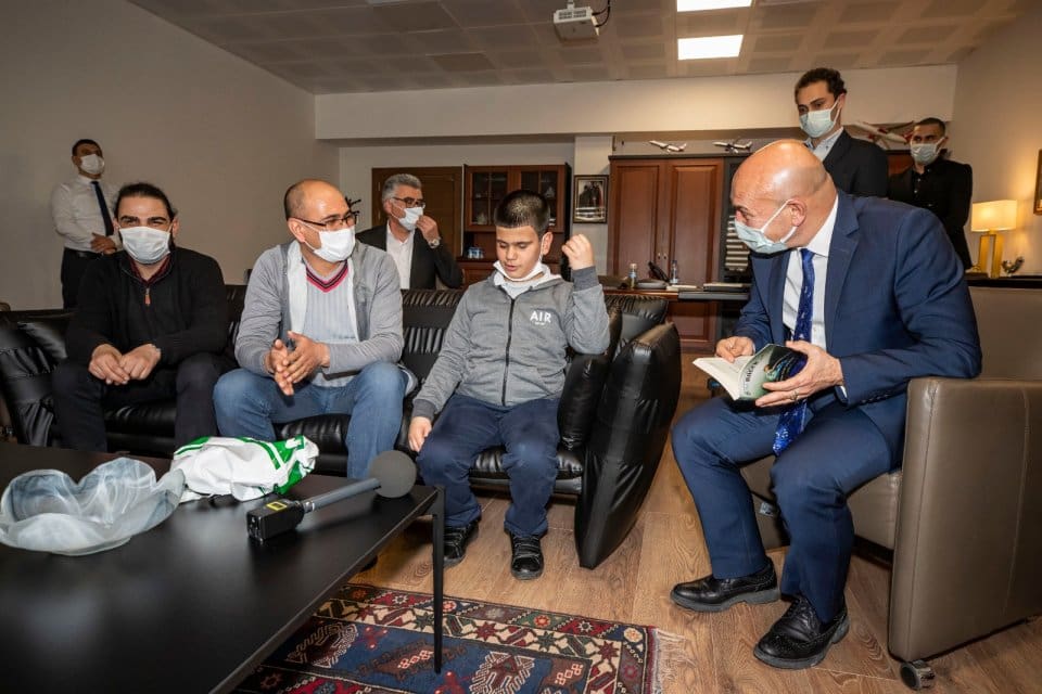 İzmir B&uuml;y&uuml;kşehir Belediye Başkanı Tun&ccedil; Soyer, duyduğu sesleri notaya d&ouml;kebilme