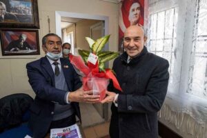 İzmir Büyükşehir Belediye Başkanı Tunç Soyer kentin sorunlarının yerinde tespit