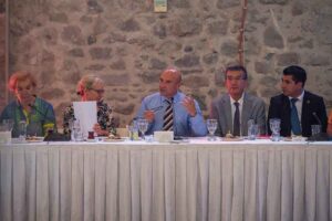 İzmir Büyükşehir Belediye Başkanı Tunç Soyer kentteki muhtar derneklerinin yöneticileriyle