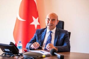 İzmir B&uuml;y&uuml;kşehir Belediye Başkanı Tun&ccedil; Soyer, Gelişim Koleji&rsquo;nin &ouml;ğrencileriyle &ccedil;evrim