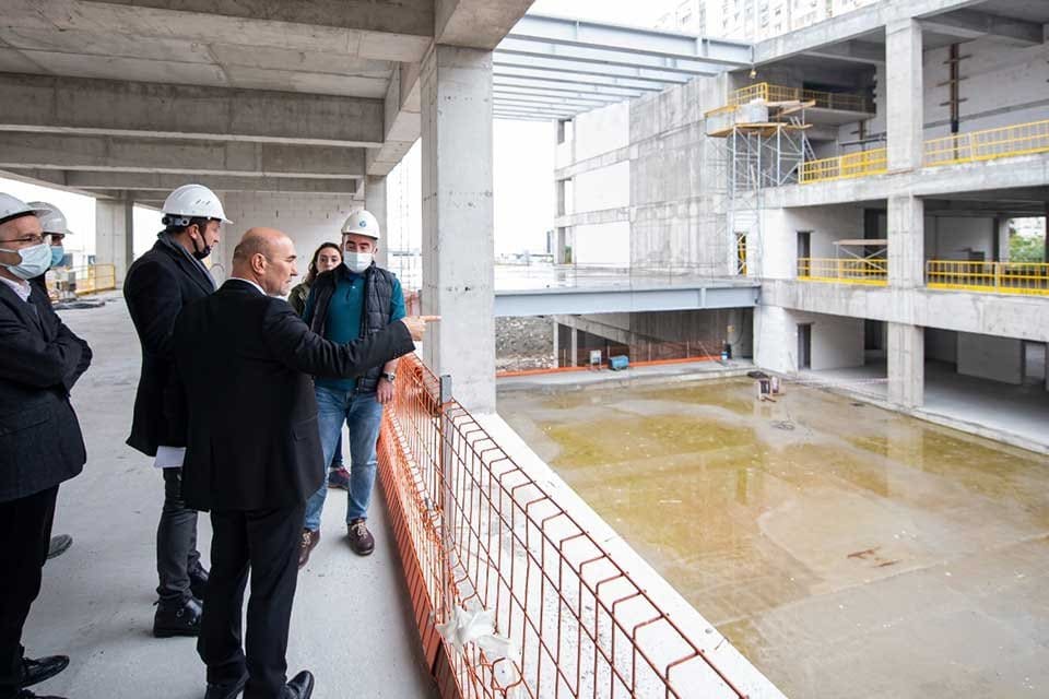 İzmir B&uuml;y&uuml;kşehir Belediye Başkanı Tun&ccedil; Soyer, Mavişehir&rsquo;de yapımı s&uuml;ren İzmir