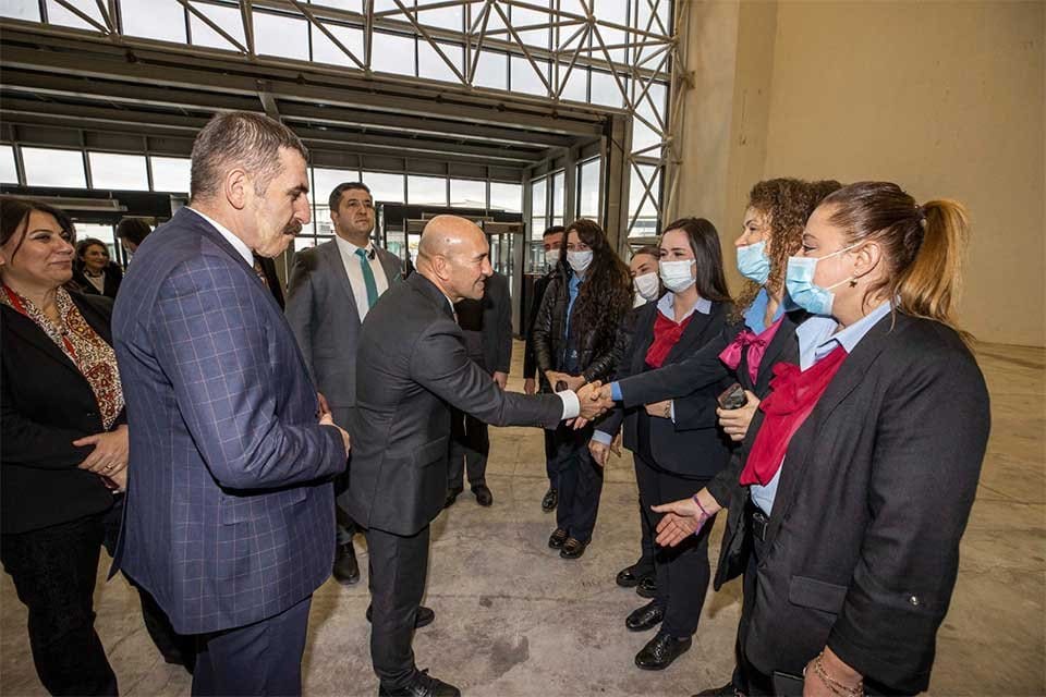 İzmir B&uuml;y&uuml;kşehir Belediye Başkanı Tun&ccedil; Soyer hizmet birimlerini tek tek