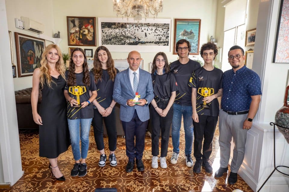 İzmir B&uuml;y&uuml;kşehir Belediyesi'nin sponsor olduğu FIRST Robotics Competition turnuvasında elde