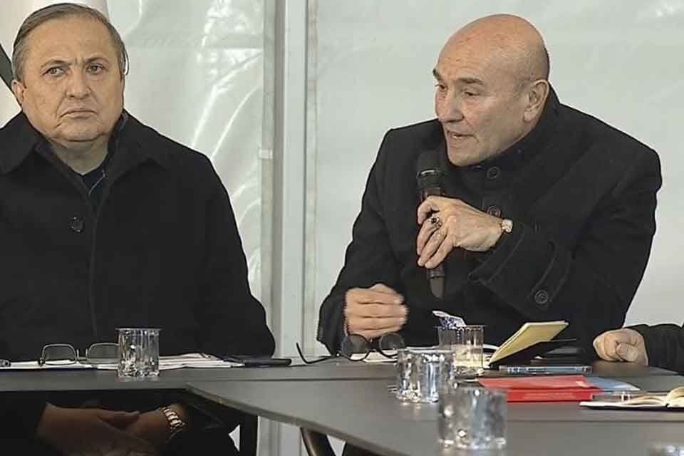 Cumhuriyet Halk Partisi Genel Başkanı Kemal Kılı&ccedil;daroğlu, b&uuml;y&uuml;kşehir belediye başkanları