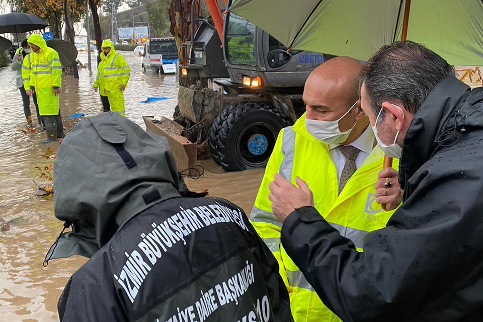 İzmir’de etkili olan şiddetli sağanak yağış sonrası başta Büyükşehir ekipleri
