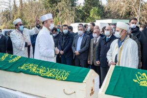 İzmir Büyükşehir Belediye Başkanı Tunç Soyer, Menderes’te taşan derenin sularına