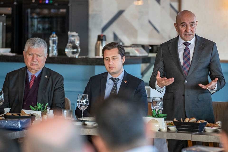 İzmir B&uuml;y&uuml;kşehir Belediye Başkanı Tun&ccedil; Soyer, T&uuml;rk-İş Ege B&ouml;lge Temsilcisi