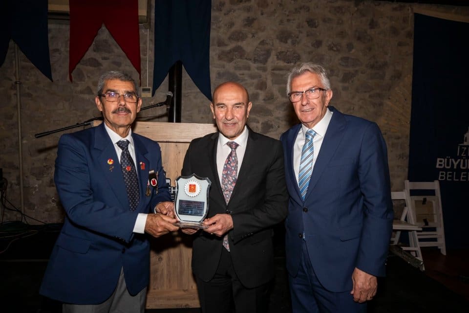 İzmir B&uuml;y&uuml;kşehir Belediye Başkanı Tun&ccedil; Soyer, şehit yakınları ve gazilerle