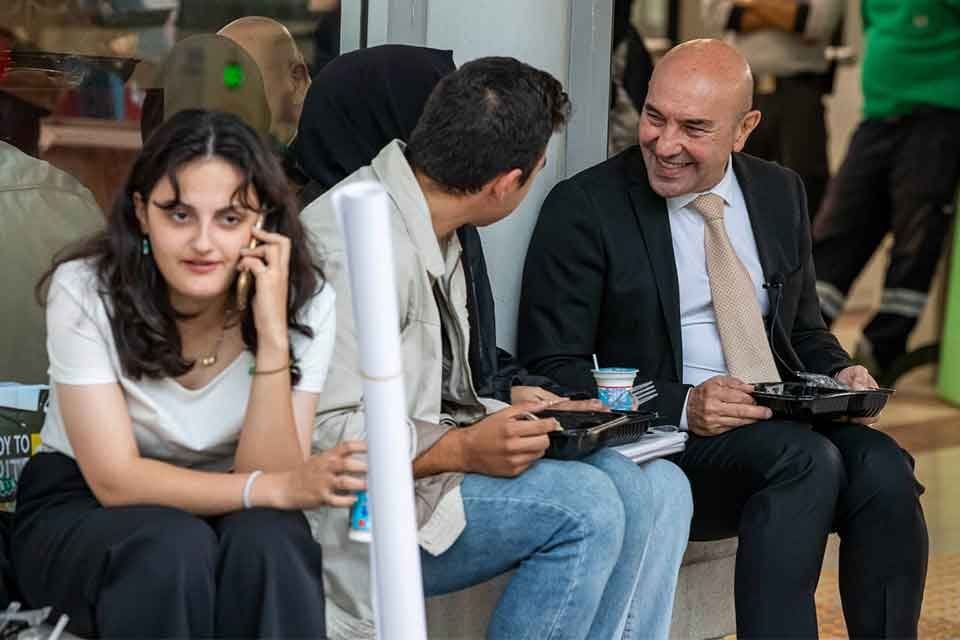 İzmir B&uuml;y&uuml;kşehir Belediye Başkanı Tun&ccedil; Soyer, sıcak yemek dağıtımından &ouml;ğrencilerin
