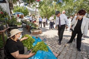 İzmir B&uuml;y&uuml;kşehir Belediye Başkanı Tun&ccedil; Soyer, Karaburun'da &uuml;reticilere nefes aldıracak