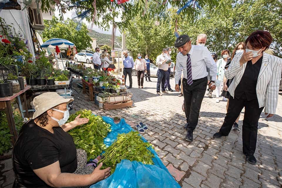 İzmir B&uuml;y&uuml;kşehir Belediye Başkanı Tun&ccedil; Soyer, Karaburun'da &uuml;reticilere nefes aldıracak
