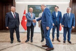 Kurban Bayramı nedeniyle İzmir Valiliği'nde bayramlaşma t&ouml;reni d&uuml;zenlendi. İzmir Valisi