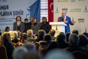 İzmir B&uuml;y&uuml;kşehir Belediye Başkanı Tun&ccedil; Soyer, kuraklık ve yoksullukla m&uuml;cadele