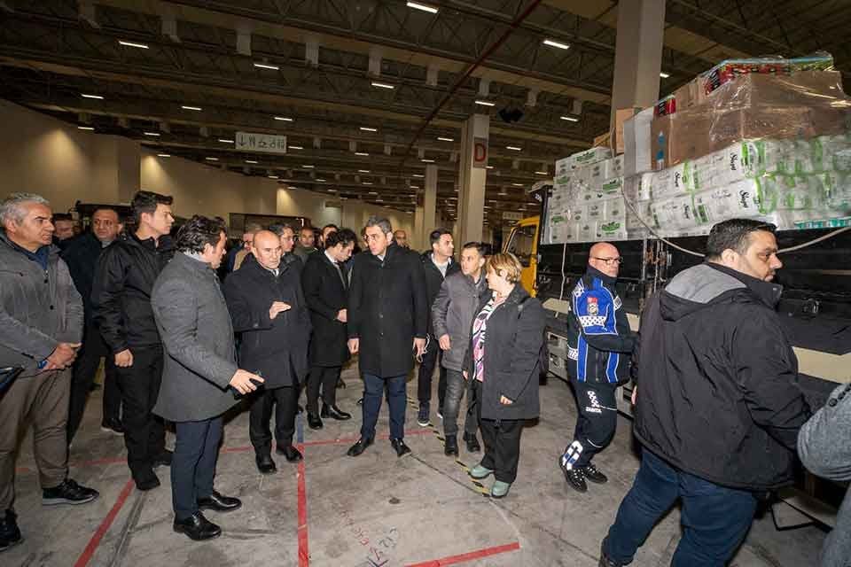 İzmir B&uuml;y&uuml;kşehir Belediye Başkanı Tun&ccedil; Soyer, depremden etkilenen 10 kente