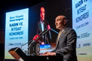 İzmir B&uuml;y&uuml;kşehir Belediyesi tarafından d&uuml;zenlenen Kadın ve İktisat Kongresi&rsquo;nde konuşan