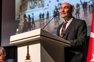 Parçaları 1800’lü yıllarda Almanya’ya kaçırılan Zeus Sunağı’nın anavatanı Bergama’ya getirilmesi