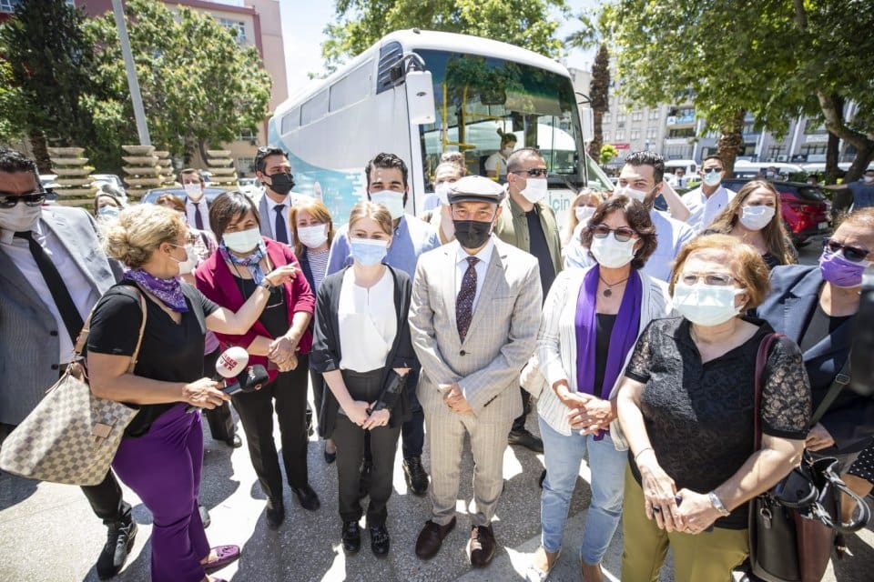 İstanbul S&ouml;zleşmesi&rsquo;nin h&uuml;k&uuml;mlerini uygulayacaklarını a&ccedil;ıklayan İzmir B&uuml;y&uuml;kşehir Belediye Başkanı Tun&ccedil;