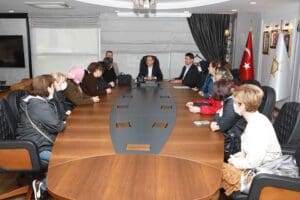 AK Parti İzmir İl Başkanı Kerem Ali S&uuml;rekli, depremzedelerle İl
