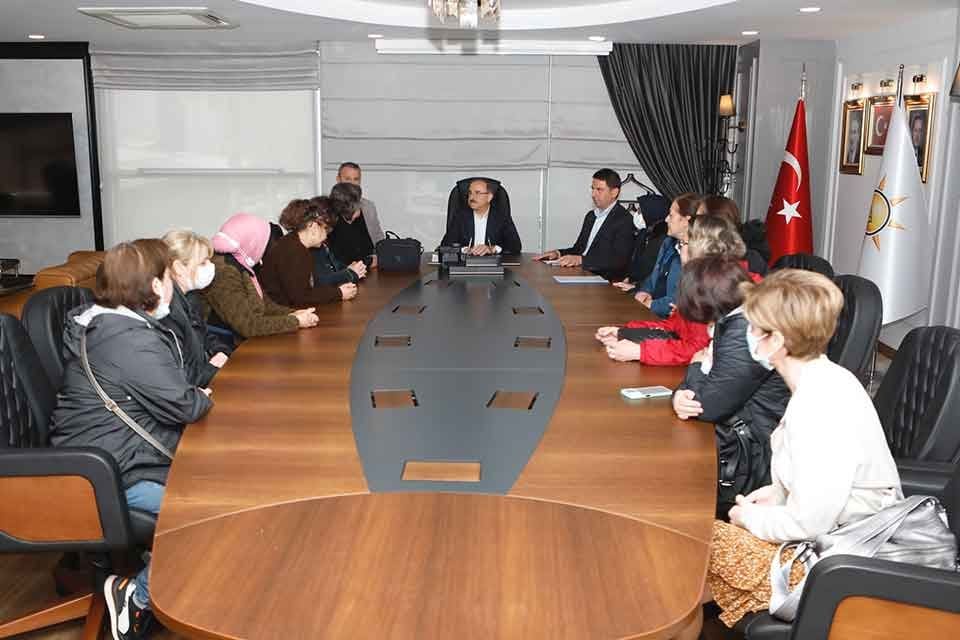 AK Parti İzmir İl Başkanı Kerem Ali S&uuml;rekli, depremzedelerle İl