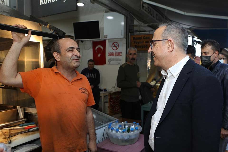 AK Parti İzmir İl Başkanı Kerem Ali S&uuml;rekli, &ouml;nce esnaf