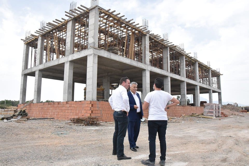 Torbalı Belediye Başkanı Mithat Tekin, inşaatı devam eden projeleri gezip