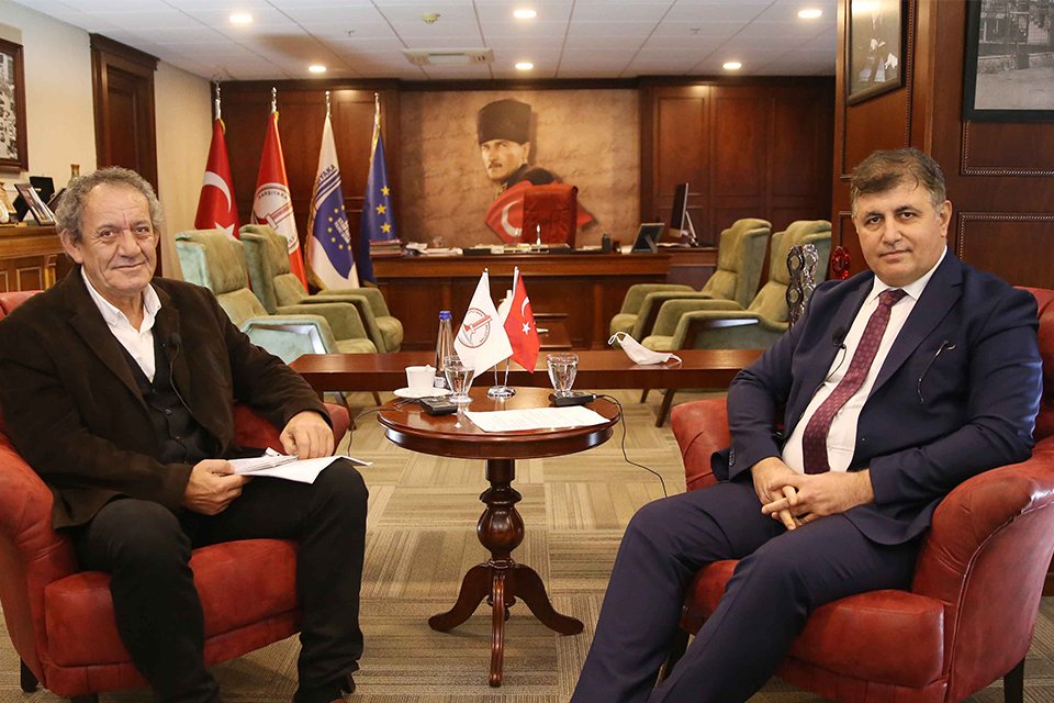 Başkan Tugay 2020'den 2021'e Karşıyaka'yı anlattı Karşıyaka Belediye Başkanı Dr. Cemil Tugay, sosyal medya hesaplarından canlı