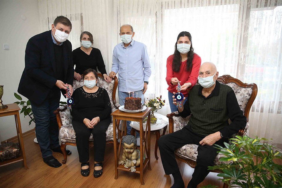 Karşıyaka Belediye Başkanı Dr. Cemil Tugay, ilçede yaşayan iki çifte