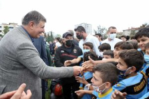 Karşıyaka Belediyesi; kentte sporun gelişmesi ve yeni sporcuların yetiştirilmesine katkı