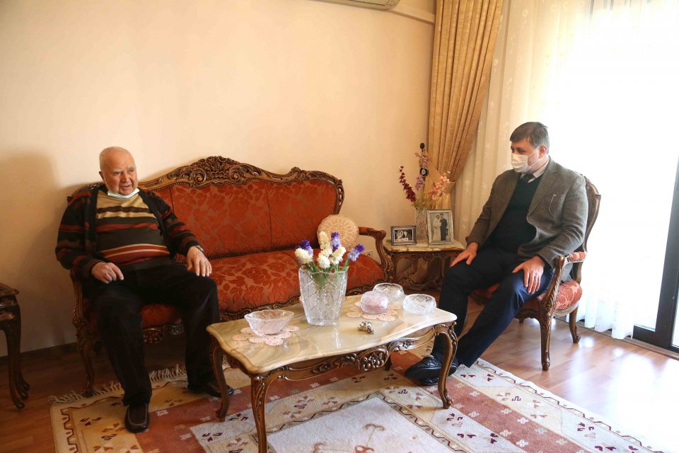 Karşıyaka Belediye Başkanı Dr. Cemil Tugay Mavişehir’de yaşayan 100 yaşındaki