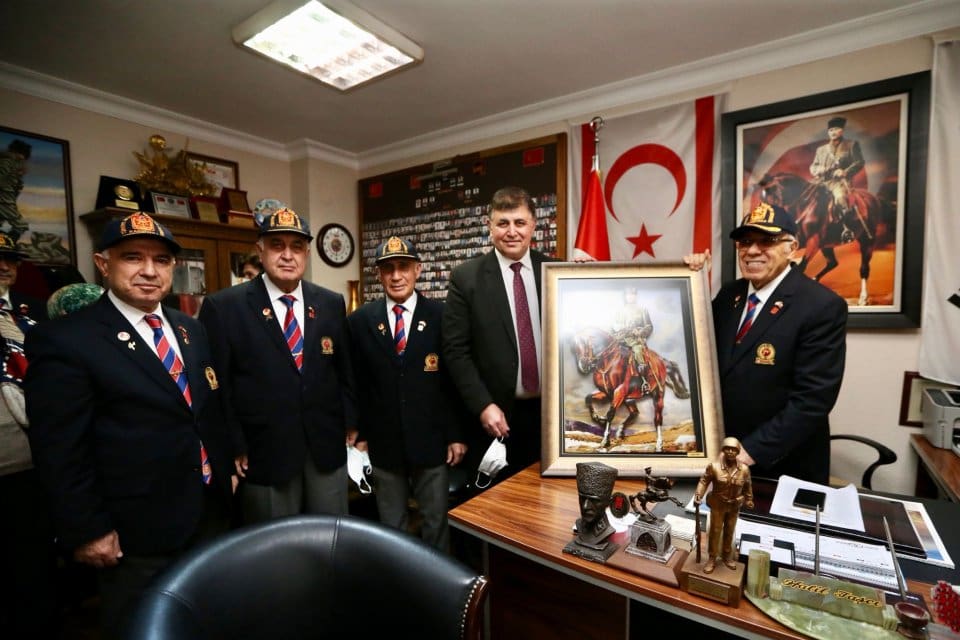 Karşıyaka Belediye Başkanı Dr. Cemil Tugay yeni yıl dolayısıyla Muharip