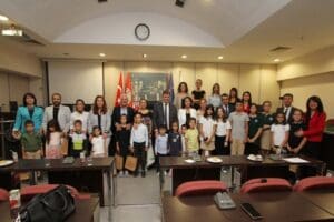Karşıyaka Belediye Başkanı Dr. Cemil Tugay, il&ccedil;edeki okullarda eğitim g&ouml;ren