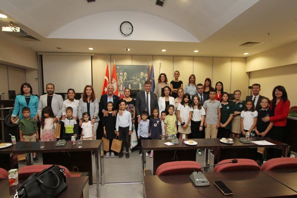 Karşıyaka Belediye Başkanı Dr. Cemil Tugay, il&ccedil;edeki okullarda eğitim g&ouml;ren