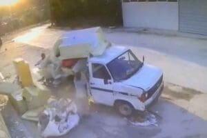 Karşıyaka Belediye Başkanı Dr. Cemil Tugay, kasalı ara&ccedil;larından yol kenarına