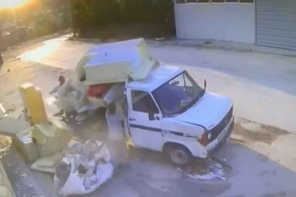 Karşıyaka Belediye Başkanı Dr. Cemil Tugay, kasalı ara&ccedil;larından yol kenarına