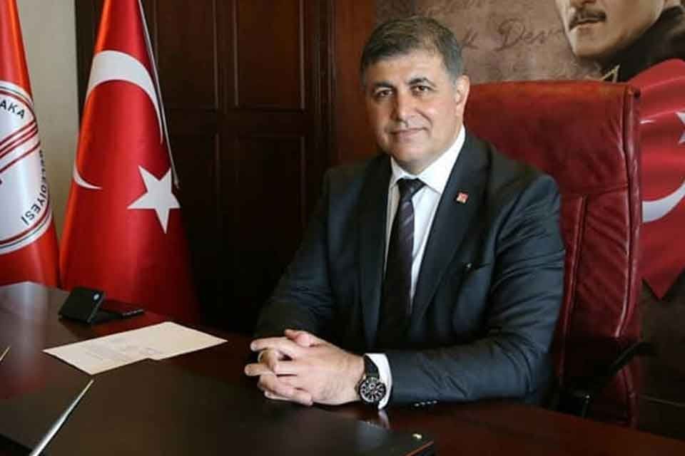 Koronavir&uuml;s pandemisinin hızı azalmaya devam ederken siyasiler arasındaki yayılımı devam