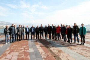 Karşıyaka Belediye Başkanı Dr. Cemil Tugay, amat&ouml;r spor kul&uuml;b&uuml; temsilcileri