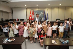 Karşıyaka Belediye Başkanı Dr. Cemil Tugay, Şemikler İlkokulu’nda eğitim gören