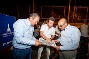 İzmir B&uuml;y&uuml;kşehir Belediye Başkanı Tun&ccedil; Soyer Bayraklı&rsquo;daki asfalt &ccedil;alışmalarını inceledi.