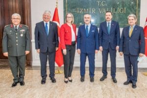 Ramazan Bayramı nedeniyle İzmir Valiliği'nde bayramlaşma t&ouml;reni d&uuml;zenlendi. İzmir Valisi