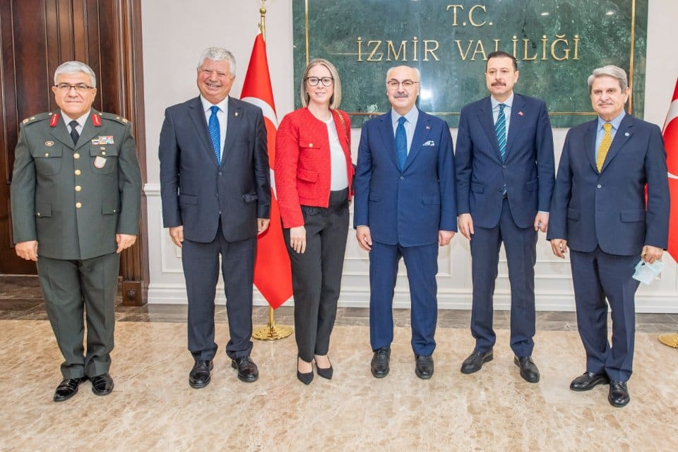 Ramazan Bayramı nedeniyle İzmir Valiliği'nde bayramlaşma t&ouml;reni d&uuml;zenlendi. İzmir Valisi