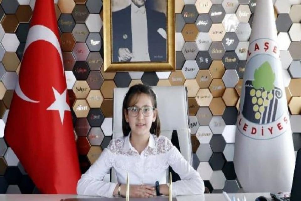 Manisa'nın Alaşehir Belediye Başkanı Ahmet &Ouml;k&uuml;zc&uuml;oğlu, 23 Nisan Ulusal Egemenlik