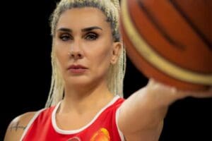 Basketbolda 48 yaşında halen profesyonel liglerde forma giyen ilk kadın