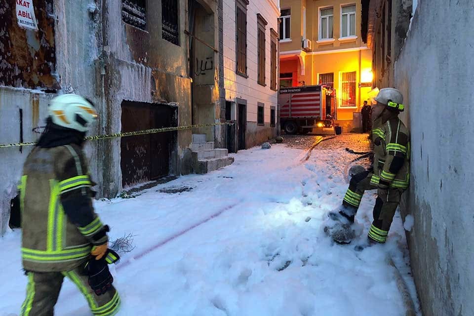 İzmir&rsquo;in Konak il&ccedil;esinde metruk bir binada &ccedil;ıkan yangın, itfaiye ekipleri