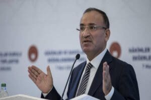 Adalet Bakanı Bekir Bozdağ, baş&ouml;rt&uuml;s&uuml; i&ccedil;in anayasa değişikliği &ccedil;alışması hazırlığının