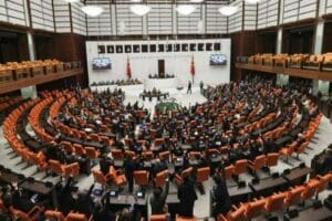 Baş&ouml;rt&uuml;s&uuml;ne anayasal g&uuml;vence veren madde TBMM Anayasa Komisyonu'nda kabul edildi.