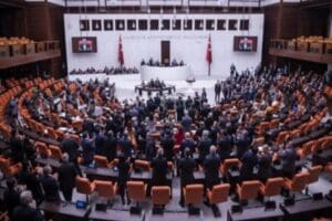 AK Parti, baş&ouml;rt&uuml;s&uuml; konusunda hazırladığı anayasa teklifini bug&uuml;n Meclis'e sunmaya