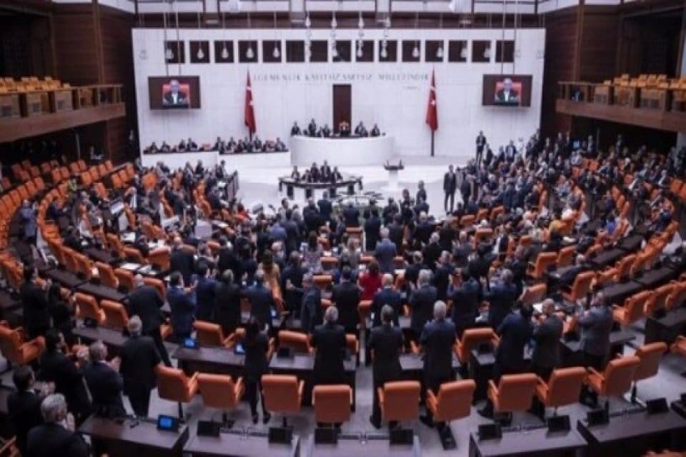 AK Parti, baş&ouml;rt&uuml;s&uuml; konusunda hazırladığı anayasa teklifini bug&uuml;n Meclis'e sunmaya