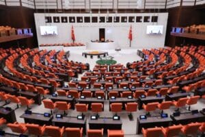 Baş&ouml;rt&uuml;s&uuml; ve aileye ilişkin anayasa değişikliği teklifi Meclis Anayasa Komisyonu'nda