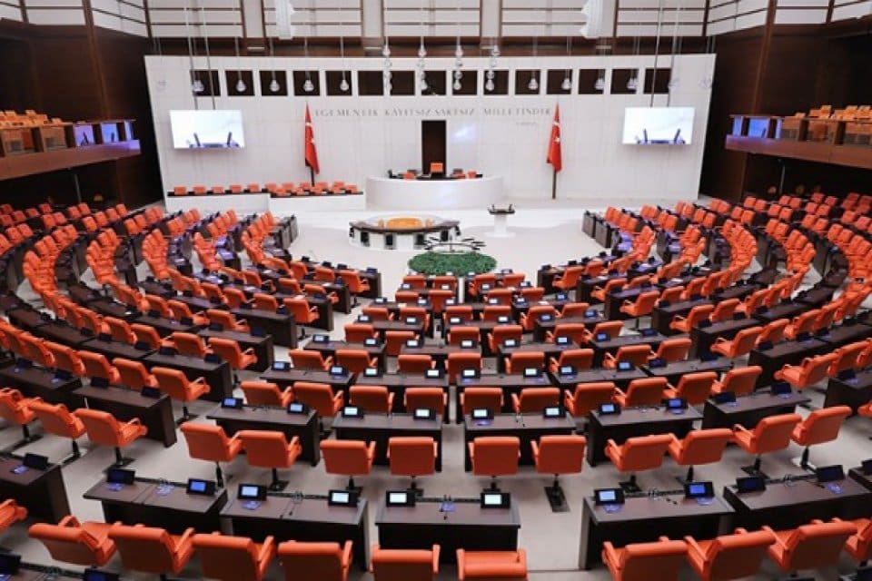 Baş&ouml;rt&uuml;s&uuml; ve aileye ilişkin anayasa değişikliği teklifi Meclis Anayasa Komisyonu'nda